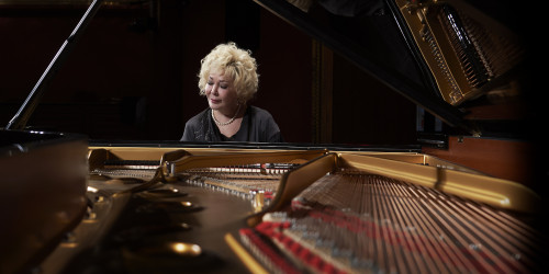 Gülsin Onay playing the piano